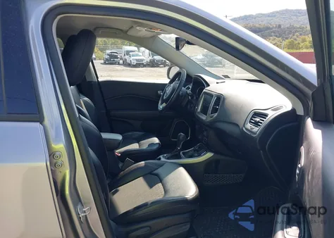 2018 Jeep Compass Latitude 4X4 из США, поврежденный, VIN 3C4NJDBB4JT179771